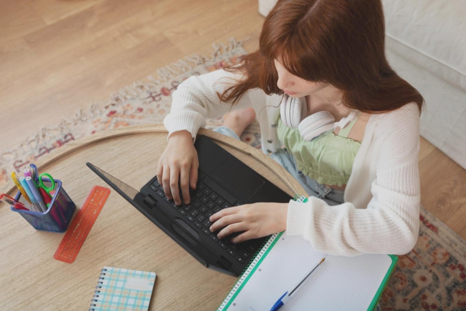 Sessione di formazione dravenilotha con studenti che lavorano su progetti video